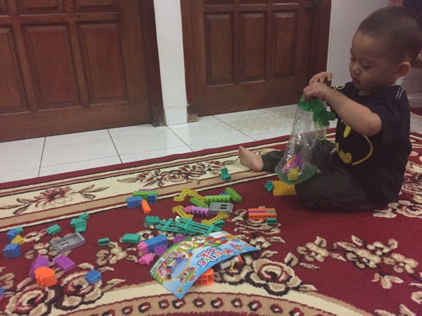 Melatih Kemandirian Anak - Merapikan Mainannya Sendiri (2)