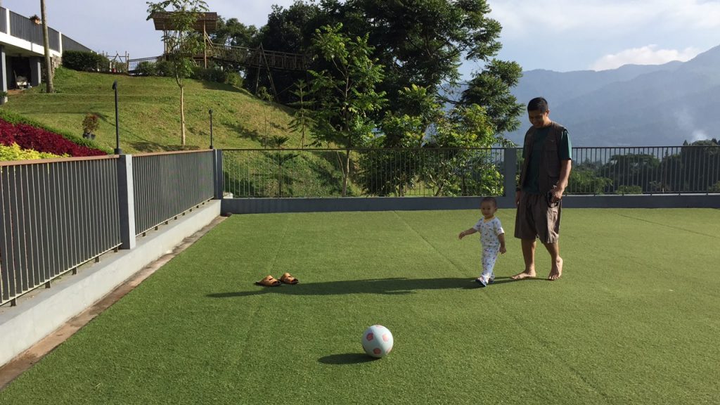 Liburan Anak Sekolah, Mau Kemana? fais dan papa main bola