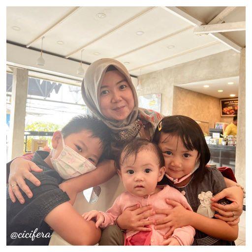 Cara Ibu Modern Mengasuh, Mengurus Rumah dan Menikmati Hidup avatar cicifera with 3 kids