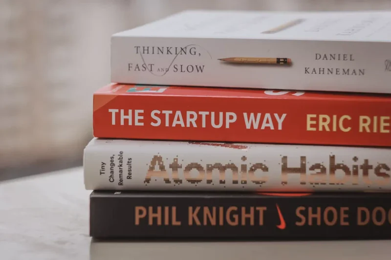tumpukan buku pengembangan diri, buku atomic habits, buku the startup way, buku thinking fast and slow